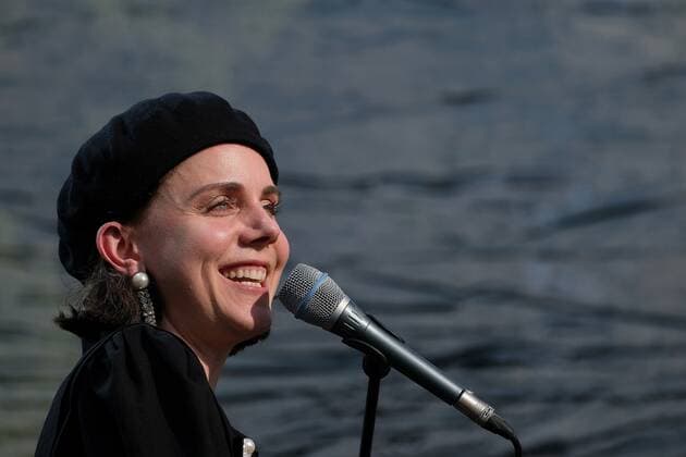 12 08 2021 xkhx Kassel, outdoor culture tent concert Anna Depenbusch singer-songwriter