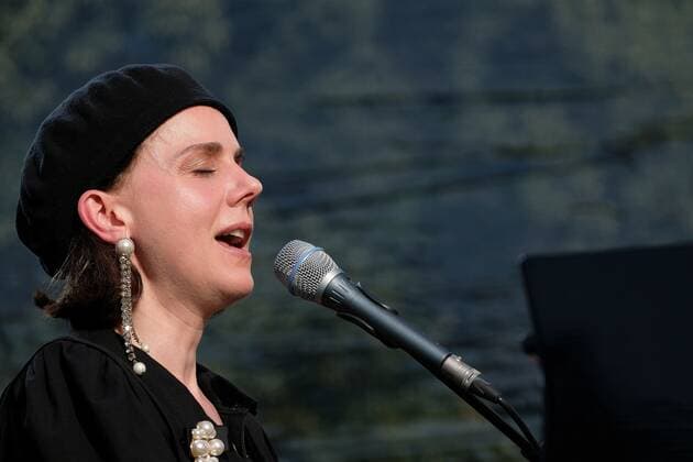12 08 2021 xkhx Kassel, outdoor culture tent concert Anna Depenbusch singer-songwriter