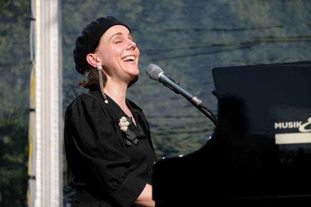 12 08 2021 xkhx Kassel, outdoor culture tent concert Anna Depenbusch singer-songwriter
