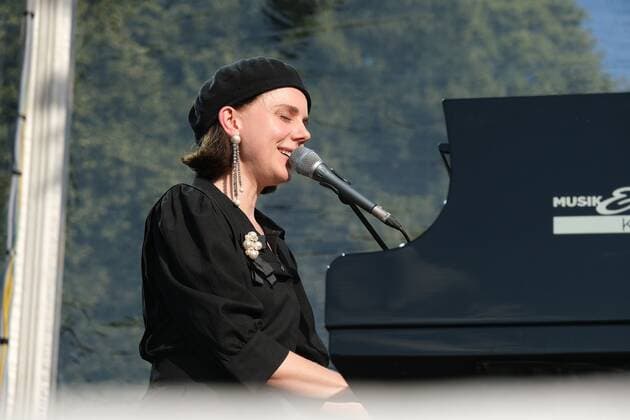 12 08 2021 xkhx Kassel, outdoor culture tent concert Anna Depenbusch singer-songwriter