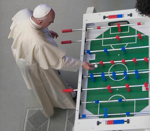 Vatikan, Papst Franziskus spielt Tischfussball bei Generalaudienz August 18 , 2021 : Pope Francis plays foosball with a member of the faithful at the end of the Wednesday general audience in the Paul VI Hall at the Vatican.  Copyright: x AlessiaxGiuliani CPPx xIPAx x CatholicPressPhotox