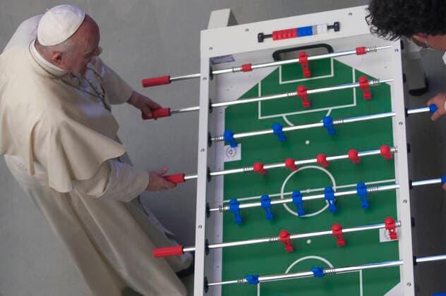 Vatikan, Papst Franziskus spielt Tischfussball bei Generalaudienz August 18 , 2021 : Pope Francis plays foosball with a member of the faithful at the end of the Wednesday general audience in the Paul VI Hall at the Vatican.  Copyright: x AlessiaxGiuliani CPPx xIPAx x CatholicPressPhotox