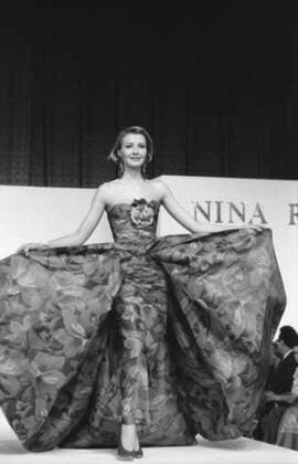 Nina Ricci fashion show in Moscow 6623439 01.11.1989 Nina Ricci presents its 1989 fall winter collection at a fashion show in Moscow. An eveninig gown. Alexander Makarov Moscow Russia  Copyright: xAlexanderxMakarovx