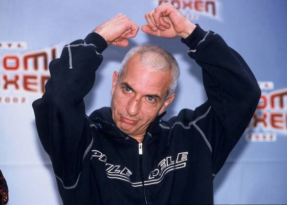 Actor Ralf Richter poses on the scales at the weighing for the Promiboxen PK October 2002