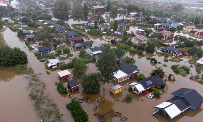 Bilder des Jahres 2021, News 08 August News Themen der Woche KW33 News Bilder des Tages GÄVLE 20210818 Aerial view over a flooded residential area at Sodra Kungsvagen in Gavle, Sweden, Wednesday 18 Aug. Due to heavy rains in eastern Sweden several roads and viaducts are flooded. Photo Fredrik Sandberg TT kod 10080 STOCKHOLM Sverige x10080x *** GÄVLE 20210818 Aerial view over a flooded residential area at Sodra Kungsvagen in Gavle, Sweden, Wednesday 18 Aug Due to heavy rains in eastern Sweden several roads and viaducts are flooded Photo Fredrik Sandberg TT kod 10080 STOCKHOLM Sverige x10080x,  Copyright: xFredrikxSandberg TTx WEATHER SWEDEN