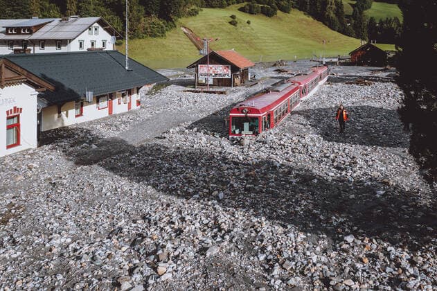 Bilder des Jahres 2021, News 08 August News Themen der Woche KW33 Wald im Pinzgau 17.08.2021, Wald im Pinzgau, AUT, Unwetter in Salzburg, durch die schweren Unwetter am Montag den 16. August 2021 ist im Gemeindegebiet von Wald im Pinzgau, Bundesland Salzburg, die Krimmler Ache über die Ufer getreten, im Bild von den Muren verschüttete Pinzgauer Lokalbahn Zuggarnitur due to the severe thunderstorms on Monday, August 16, 2021, in the municipality of Wald im Pinzgau, province of Salzburg, the Krimmler Ache has burst its banks. Wald im Pinzgau, Austria on 2021 08 17. **** OUT of AUT - Keine Weitergabe an Drittanbieter **** *** Wald im Pinzgau 17 08 2021, Wald im Pinzgau, AUT, thunderstorms in Salzburg, due to the severe thunderstorms on Monday 16 August 2021, in the municipality of Wald im Pinzgau, prov  Kein Release verfügbar