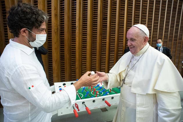 August 18 , 2021 : Pope Francis plays foosball with a member of the faithful at the end of the Wednesday general audience in the Paul VI Hall at the Vatican.  Copyright: x VATICANxMEDIAx CPPx xIPAx x CatholicxPressxPhotox