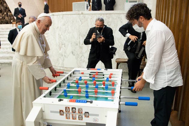 August 18 , 2021 : Pope Francis plays foosball with a member of the faithful at the end of the Wednesday general audience in the Paul VI Hall at the Vatican.  Copyright: x VATICANxMEDIAx CPPx xIPAx x CatholicxPressxPhotox