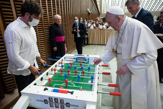 August 18 , 2021 : Pope Francis plays foosball with a member of the faithful at the end of the Wednesday general audience in the Paul VI Hall at the Vatican.  Copyright: x VATICANxMEDIAx CPPx xIPAx x CatholicxPressxPhotox