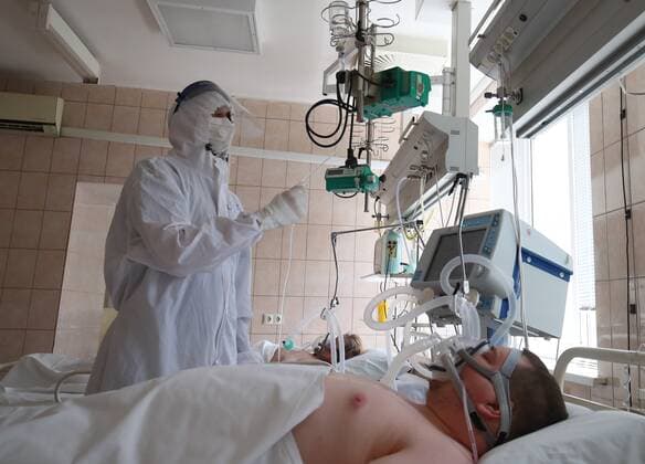 Russia Coronavirus Treatment 6627004 18.08.2021 A medical worker wearing protective gear treats a patient who is suffering from the coronavirus disease at the infectious diseases department of the City Clinical Emergency Hospital No 15 in Volgograd, Russia. Kirill Braga Sputnik Volgograd Russia  Copyright: xKirillxBragax