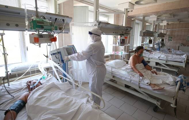 Russia Coronavirus Treatment 6627006 18.08.2021 A medical worker wearing protective gear treats a patient who is suffering from the coronavirus disease at the infectious diseases department of the City Clinical Emergency Hospital No 15 in Volgograd, Russia. Kirill Braga Sputnik Volgograd Russia  Copyright: xKirillxBragax