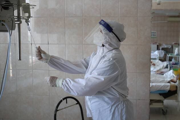 Russia Coronavirus Treatment 6627017 18.08.2021 A medical worker wearing protective gear prepares to treat patients who are suffering from the coronavirus disease at the infectious diseases department of the City Clinical Emergency Hospital No 15, which treats coronavirus disease patients, in Volgograd, Russia. Kirill Braga Sputnik Volgograd Russia  Copyright: xKirillxBragax