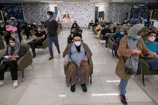 General COVID-19 Vaccination In Tehran An Iranian cleric and people wait to receive a dose of a new coronavirus disease vaccine during the mass general COVID-19 vaccination in the Iran Grand Bazaar, Iran Mall, in western Tehran, August 17, 2021. Tehran Tehran Iran nikoubazl-generalc210817_npQ7U  Copyright: xMortezaxNikoubazlx