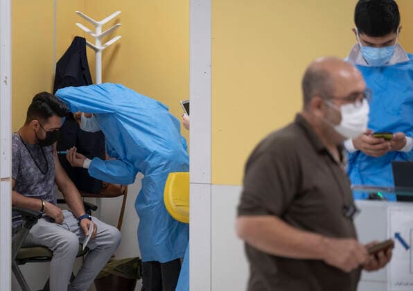 General COVID-19 Vaccination In Tehran An Iranian man (L) wearing a protective face mask receives a dose of China s Sinopharm new coronavirus disease (COVID-19) vaccine during the mass general COVID-19 vaccination in the Iran Grand Bazaar, Iran Mall, in western Tehran, August 17, 2021. Tehran Tehran Iran nikoubazl-generalc210817_npRjb  Copyright: xMortezaxNikoubazlx