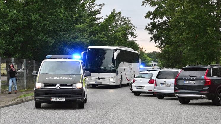 Bilder des Jahres 2021, News 08 August News Themen der Woche KW33 News Bilder des Tages Hamburg der 18.08.2021 - Um 19 Uhr sind in der Zentralenerstaufnahme in Hamburg-Rahlstedt die erste Flüchtlinge aus Afghanistan angekommen. Die Bundeswehr bereitet die Ankunft der ersten 19 Ortskräfte der Bundeswehr vor darunter 7 Kinder. Der Bus wird Bundeswehr wurde heute gegen 19.30 Uhr in der Geflüchtetenunterkunft erwartet. Dann ging alles deutlich schneller. In Hamburg sind am Abend die ersten 19 ehemaligen Ortskräfte der Bundeswehr in Hamburg angekommen, Hamburg Hamburg Deutschland Hamburg-Rahlstedt *** Hamburg the 18 08 2021 At 19 oclock in the central first reception in Hamburg Rahlstedt the first refugees from Afghanistan arrived The Bundeswehr prepares the arrival of the first 19 local forces of the Bundeswehr including 7 chi