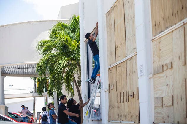 Caution Measures By Arrival Of Hurricane Grace In Playa Del Carmen PLAYA DEL CARMEN, MEXICO - AUGUST 18: Workers take preventive measures to avoid damage at the touristic places due to the arrival of Hurricane Grace in Playa del Carmen, in the Mexican Caribbean. Grace is forecast to hits in the early hours of tomorrow. On August 18, 2021 in Playa Del Carmen, Mexico. Copyright: xNataliaxPescadorx EYEPIXGROUP_NP_18082021_12541