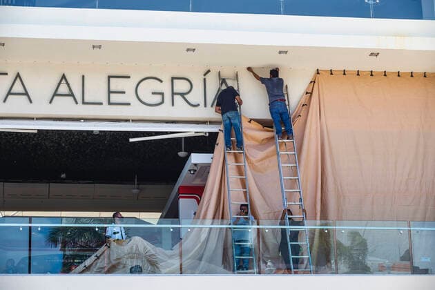 Caution Measures By Arrival Of Hurricane Grace In Playa Del Carmen PLAYA DEL CARMEN, MEXICO - AUGUST 18: Workers take preventive measures to avoid damage at the touristic places due to the arrival of Hurricane Grace in Playa del Carmen, in the Mexican Caribbean. Grace is forecast to hits in the early hours of tomorrow. On August 18, 2021 in Playa Del Carmen, Mexico. Copyright: xNataliaxPescadorx EYEPIXGROUP_NP_18082021_12540