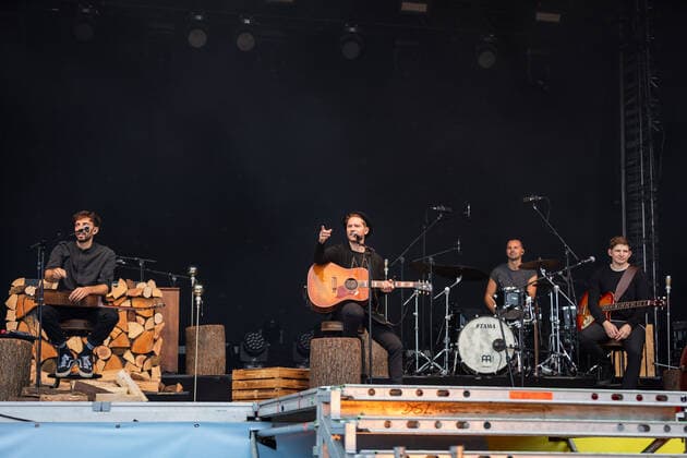 Live performance of musician and songwriter Johannes Oerding with the program Lagerfeuer Acoustics Tour at BonnLive Kulturgarten Bonn, 18 08 2021 BonnLive is a cooperation between fünfdrei Eventagentur and Rheinevents Bonn Am Römerbad NRW Germany