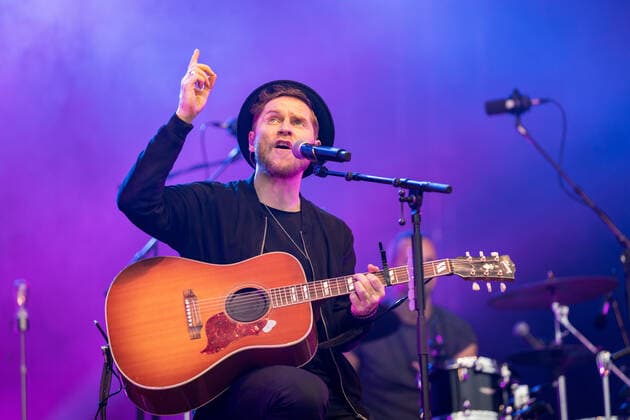 Live performance of musician and songwriter Johannes Oerding with the program Lagerfeuer Acoustics Tour at BonnLive Kulturgarten Bonn, 18 08 2021 BonnLive is a cooperation between fünfdrei Eventagentur and Rheinevents Bonn Am Römerbad NRW Germany