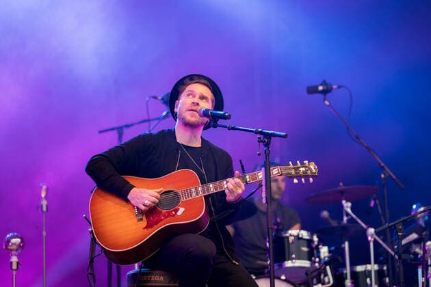 Live performance of musician and songwriter Johannes Oerding with the program Lagerfeuer Acoustics Tour at BonnLive Kulturgarten Bonn, 18 08 2021 BonnLive is a cooperation between fünfdrei Eventagentur and Rheinevents Bonn Am Römerbad NRW Germany