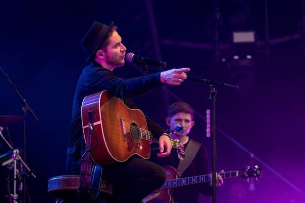 Live performance of musician and songwriter Johannes Oerding with the program Lagerfeuer Acoustics Tour at BonnLive Kulturgarten Bonn, 18 08 2021 BonnLive is a cooperation between fünfdrei Eventagentur and Rheinevents Bonn Am Römerbad NRW Germany