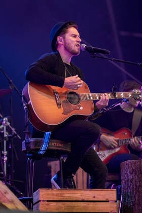 Live performance of musician and songwriter Johannes Oerding with the program Lagerfeuer Acoustics Tour at BonnLive Kulturgarten Bonn, 18 08 2021 BonnLive is a cooperation between fünfdrei Eventagentur and Rheinevents Bonn Am Römerbad NRW Germany
