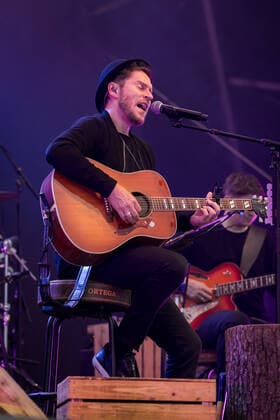 Live performance of musician and songwriter Johannes Oerding with the program Lagerfeuer Acoustics Tour at BonnLive Kulturgarten Bonn, 18 08 2021 BonnLive is a cooperation between fünfdrei Eventagentur and Rheinevents Bonn Am Römerbad NRW Germany