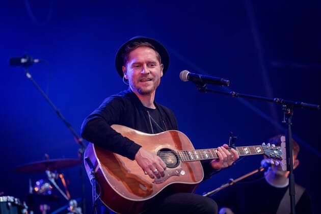Live performance of musician and songwriter Johannes Oerding with the program Lagerfeuer Acoustics Tour at BonnLive Kulturgarten Bonn, 18 08 2021 BonnLive is a cooperation between fünfdrei Eventagentur and Rheinevents Bonn Am Römerbad NRW Germany