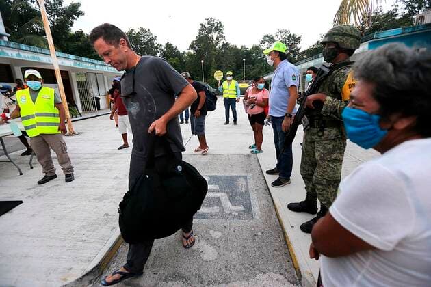 Tourists flock to the shelters today before the arrival of Hurricane Grace in Punta Allen, city of Tulum, state of Quintana Roo, Mexico 18 August 2021. Authorities of the three levels of government of the state of Quintana Roo, southeast of Mexico, indicated this Wednesday that they are on alert and prepared to receive the impact of hurricane Grace, category 1, which could occur during the first hours of Thursday near the municipality from Tulum. Quintana Roo (Mexico) on alert to receive the impact of Hurricane Grace !ACHTUNG: NUR REDAKTIONELLE NUTZUNG!  Copyright: xAlonsoxCupulx MEX9352 20210819-55d73578e39ec54a071bc177d7408c99b09a446a