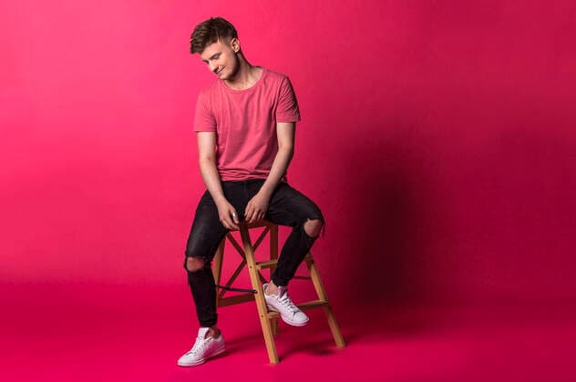 Bilder des Jahres 2021, Entertainment 08 August Entertainment Themen der Woche KW33 Entertainment Bilder des Tages Toni Kraus bei einem Photoshooting für das Cover seiner Single Rosa Elefant in einem Fotostudio. Chemnitz, 18.08.2021 *** Toni Kraus at a photo shooting for the cover of his single Rosa Elefant in a photo studio Chemnitz, 18 08 2021 Foto:xM.xKremerx xFuturexImage