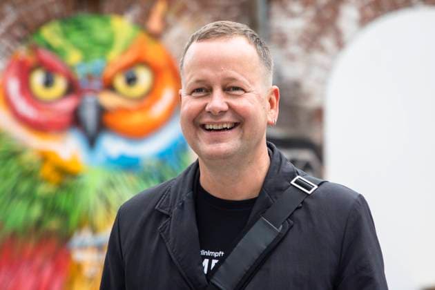 Spitzenkandidat fuer das Abgeordnetenhaus fuer die Linke Klaus Lederer und Gregor Gysi besuchen das Gelande der Revier Suedost in Berlin am 18. August 2021. Klaus Lederer und Gregor Gysi besuchen Revier Suedost *** Top candidate for the House of Representatives for the Left Party Klaus Lederer and Gregor Gysi visit the site of Revier Suedost in Berlin on 18 August 2021 Klaus Lederer and Gregor Gysi visit Revier Suedost