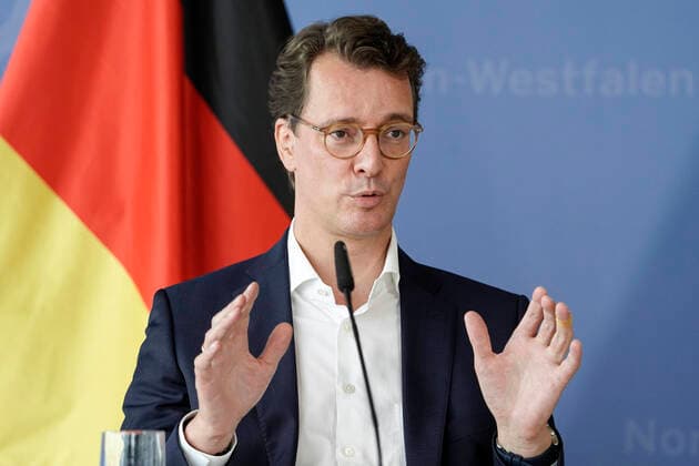 NRW Verkehrsministerium informiert ueber Haushalt 2022 Aktuell, 19.08.2021, Duesseldorf, Verkehrsminister von Nordrhein-Westfalen Hendrik Wuest im Portrait informiert bei einem Presse Briefing den Entwurf des Haushalts 2022 des Verkehrsressorts im Verkehrsministerium in Duesseldorf Duesseldorf Nordrhein-Westfalen Deutschland *** NRW Ministry of Transport informs about budget 2022 News, 19 08 2021, Duesseldorf, Minister of Transport of North Rhine-Westphalia Hendrik Wuest in portrait informs at a press briefing the draft budget 2022 of the transport department in the Ministry of Transport in Duesseldorf Duesseldorf North Rhine-Westphalia Germany
