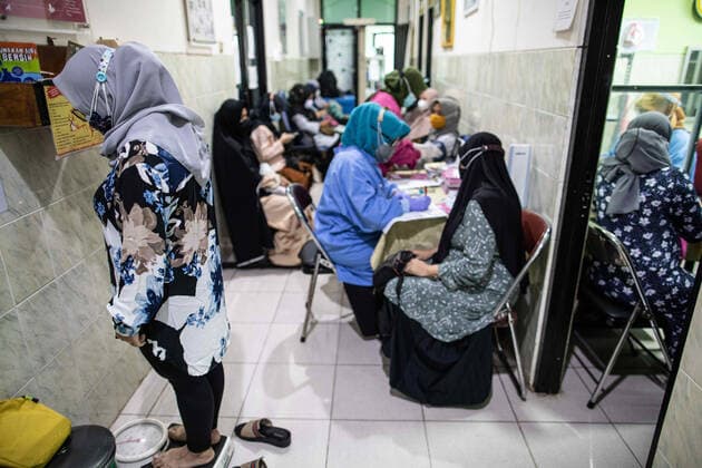 August 19, 2021, Jakarta Selatan, Jakarta, Indonesia: Jakarta, Indonesia, August 19, 2021: Implementation of the Covid19 Vaccine for Pregnant Women at Jagakarsa Health Center, South Jakarta, Indonesia. The Indonesian government has started to carry out vaccinations for pregnant women. The implementation of this vaccination for pregnant women is in line with the spread of the Covid-19 vaccine coverage in Indonesia. Jakarta Selatan Indonesia - ZUMAh128 20210819_zap_h128_007 Copyright: xDonalxHusnix