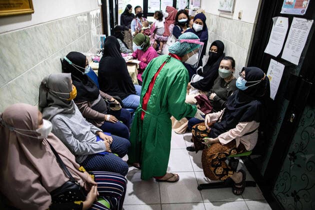 August 19, 2021, Jakarta Selatan, Jakarta, Indonesia: Jakarta, Indonesia, August 19, 2021: Implementation of the Covid19 Vaccine for Pregnant Women at Jagakarsa Health Center, South Jakarta, Indonesia. The Indonesian government has started to carry out vaccinations for pregnant women. The implementation of this vaccination for pregnant women is in line with the spread of the Covid-19 vaccine coverage in Indonesia. Jakarta Selatan Indonesia - ZUMAh128 20210819_zap_h128_010 Copyright: xDonalxHusnix