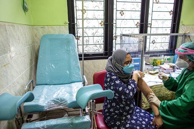 Coronavirus Vaccination For Pregnant Women In Indonesia Coronavirus vaccination for pregnant women at Jagakarsa Health Center, South Jakarta, Indonesia, on August 19, 2021. Jakarta Jakarta Indonesia husni-covid19v210819_npv4G  Copyright: xDonalxHusnix