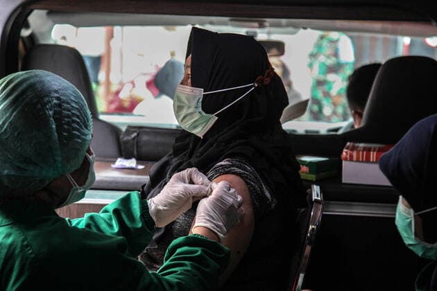 Coronavirus Vaccination In Indonesia A health worker injects the sinovac vaccine during a door-to-door Covid-19 vaccination program in Medan on August 19, 2021, Indonesia. The door-to-door Covid-19 vaccination program is a health service as officers go directly to the village or house of the community to be vaccinated. Medan Indonesia damanik-notitle210819_np7pu  Copyright: xIvanxDamanikx