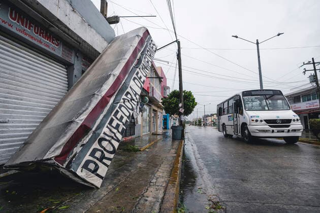 Hurrican Grace Hits Playa Del Carmen Coast PLAYA DEL CARMEN, MEXICO - AUGUST 19: An announcement of a shop fell after Category 1 Hurricane Grace hit Playa del Carmen in the Mexican Caribbean. On August 19, 2021 in Playa Del Carmen, Mexico. Copyright: xNataliaxPescadorx EYEPIXGROUP_NP_19082021_12560
