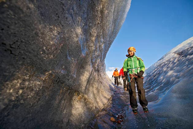 IMAGO Creative: Sport Dichotomien - Land und Wasser group of climbers on Svinafellsjokull glacier Skaftafell, Iceland CR_THHE210811-814423-01 ,model released, Symbolfoto