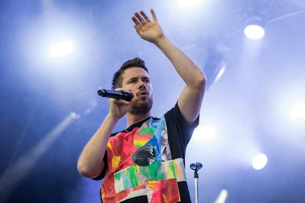 Singer and guitarist Johannes Strate Live performance of the rock pop band Revolverheld with the festival summer tour in the BonnLive Kulturgarten Am Römerbad Bonn, 19 08 2021 BonnLive is a cooperation between the fünfdrei event agency and Rheinevents Bonn Castell NRW Germany