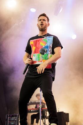 Singer and guitarist Johannes Strate Live performance of the rock pop band Revolverheld with the festival summer tour in the BonnLive Kulturgarten Am Römerbad Bonn, 19 08 2021 BonnLive is a cooperation between the fünfdrei event agency and Rheinevents Bonn Castell NRW Germany