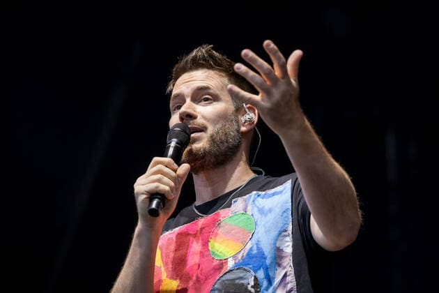Singer and guitarist Johannes Strate Live performance of the rock pop band Revolverheld with the festival summer tour in the BonnLive Kulturgarten Am Römerbad Bonn, 19 08 2021 BonnLive is a cooperation between the fünfdrei event agency and Rheinevents Bonn Castell NRW Germany