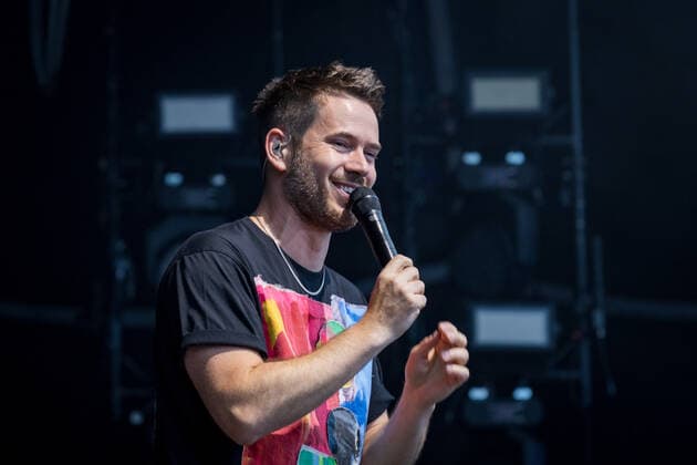 Singer and guitarist Johannes Strate Live performance of the rock pop band Revolverheld with the festival summer tour in the BonnLive Kulturgarten Am Römerbad Bonn, 19 08 2021 BonnLive is a cooperation between the fünfdrei event agency and Rheinevents Bonn Castell NRW Germany