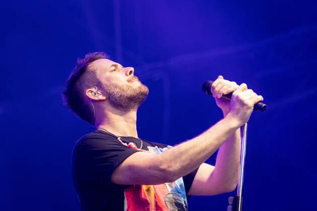 Singer and guitarist Johannes Strate Live performance of the rock pop band Revolverheld with the festival summer tour in the BonnLive Kulturgarten Am Römerbad Bonn, 19 08 2021 BonnLive is a cooperation between the fünfdrei event agency and Rheinevents Bonn Castell NRW Germany