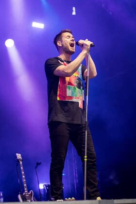 Singer and guitarist Johannes Strate Live performance of the rock pop band Revolverheld with the festival summer tour in the BonnLive Kulturgarten Am Römerbad Bonn, 19 08 2021 BonnLive is a cooperation between the fünfdrei event agency and Rheinevents Bonn Castell NRW Germany