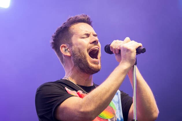 Singer and guitarist Johannes Strate Live performance of the rock pop band Revolverheld with the festival summer tour in the BonnLive Kulturgarten Am Römerbad Bonn, 19 08 2021 BonnLive is a cooperation between the fünfdrei event agency and Rheinevents Bonn Castell NRW Germany