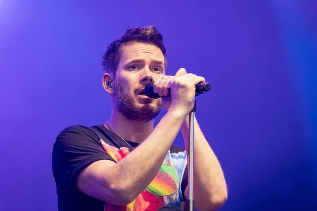 Singer and guitarist Johannes Strate Live performance of the rock pop band Revolverheld with the festival summer tour in the BonnLive Kulturgarten Am Römerbad Bonn, 19 08 2021 BonnLive is a cooperation between the fünfdrei event agency and Rheinevents Bonn Castell NRW Germany