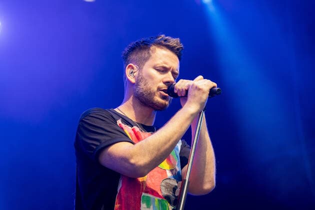 Singer and guitarist Johannes Strate Live performance of the rock pop band Revolverheld with the festival summer tour in the BonnLive Kulturgarten Am Römerbad Bonn, 19 08 2021 BonnLive is a cooperation between the fünfdrei event agency and Rheinevents Bonn Castell NRW Germany