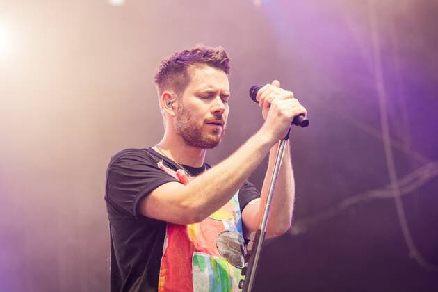 Singer and guitarist Johannes Strate Live performance of the rock pop band Revolverheld with the festival summer tour in the BonnLive Kulturgarten Am Römerbad Bonn, 19 08 2021 BonnLive is a cooperation between the fünfdrei event agency and Rheinevents Bonn Castell NRW Germany