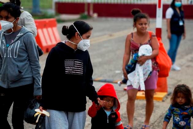 Migrants cross the border after US authorities deported them to Guatemala, today in El Ceibo, Guatemala 19 August 2021. Raul, 27, was deported to Guatemala with his little daughter on Wednesday, after unsuccessfully seeking the American dream . But the return home has become a nightmare for him and thousands of Central American migrants who are returned to a border point in the north of the territory, in the middle of nowhere. Deportations become a nightmare for migrants in Guatemala !ACHTUNG: NUR REDAKTIONELLE NUTZUNG!  Copyright: xEstebanxBibax AME9870 20210820-b16bab92c3af4dec2485d1373249bf382a564819