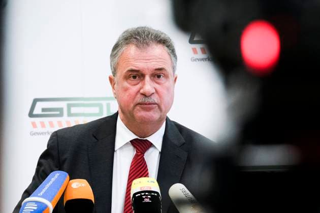 Claus Weselsky, Bundesvorsitzender der GDL, Gewerkschaft Deutscher Lokomotivführer, informiert bei der Pressekonferenz über das weitere Vorgehen im Arbeitskampf mit der Deutschen Bahn, DB im DDV Forum am 20.08.21 in Berlin Claus Weselsky GDL gibt Pressekonferenz in Berlin *** Claus Weselsky, Federal Chairman of the GDL, Gewerkschaft Deutscher Lokomotivführer, informs at the press conference about the further procedure in the industrial dispute with Deutsche Bahn, DB at the DDV Forum on 20 08 21 in Berlin Claus Weselsky GDL gives press conference in Berlin